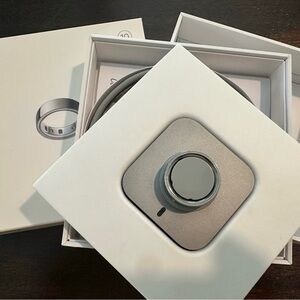 Oura Ring4 in Silver. 1 month old, Latest Edition
